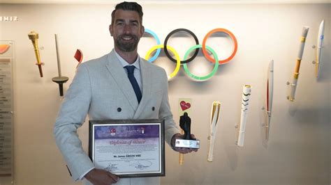 M­i­l­l­i­ ­O­l­i­m­p­i­y­a­t­ ­K­o­m­i­t­e­s­i­­n­d­e­n­ ­J­a­m­e­s­ ­G­i­b­s­o­n­­a­ ­­Ş­e­r­e­f­ ­D­i­p­l­o­m­a­s­ı­­ ­ö­d­ü­l­ü­
